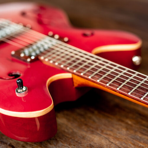 Qual é a diferença entre guitarra acústica e guitarra elétrica?
