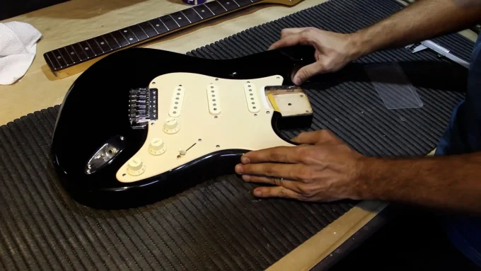 Stratocaster - Limpeza de tarraxas e remontagem do braço