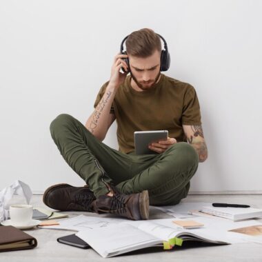 Escutar música aumenta o foco e auxilia nos estudos