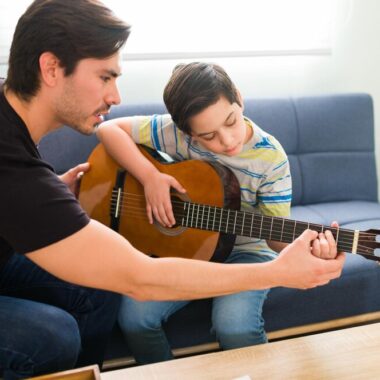 Sabia que existe uma maneira correta de segurar o violão?