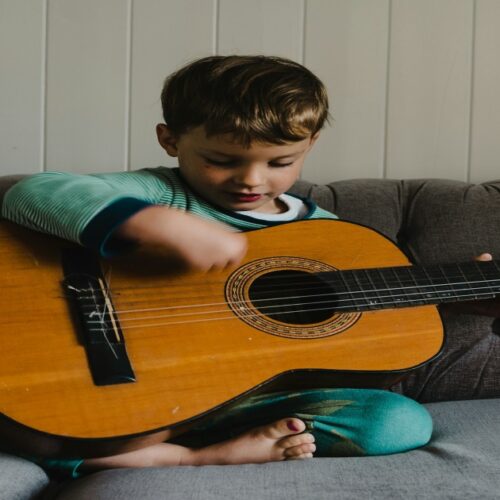 Crianças que estudam música são mais felizes e inteligentes