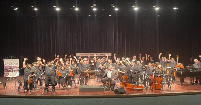 Imagem em destaque do artigo: Orquestra apresenta de clássicos da bossa nova a pop rock nacional em apresentação gratuita